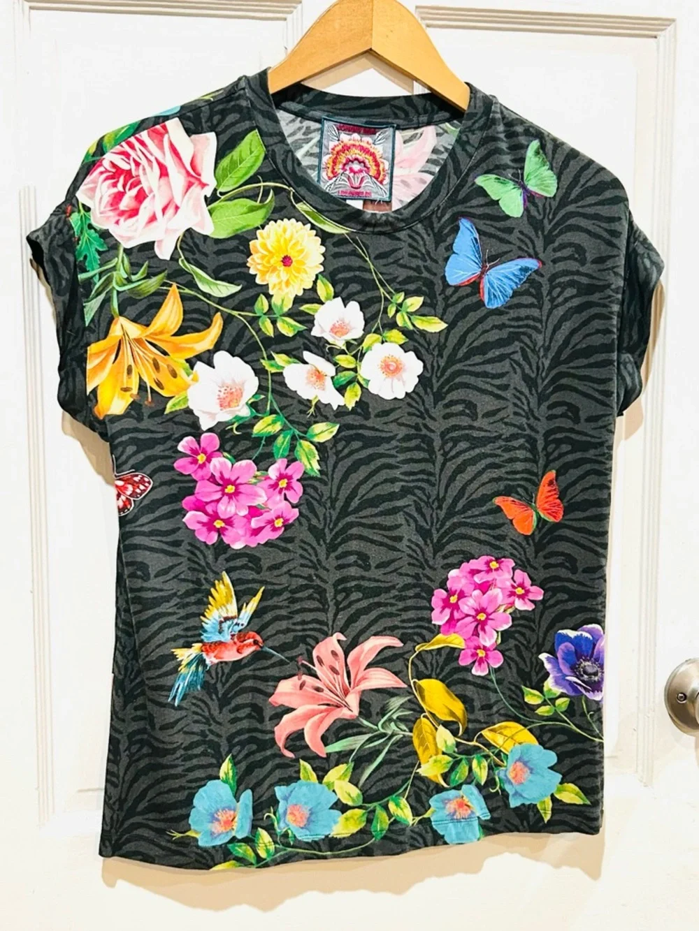 JOHNNY WAS Blooming Breeze Boho Graphic T-Shirt Zebra Floral Butterfly XS - Picture 5 of 10